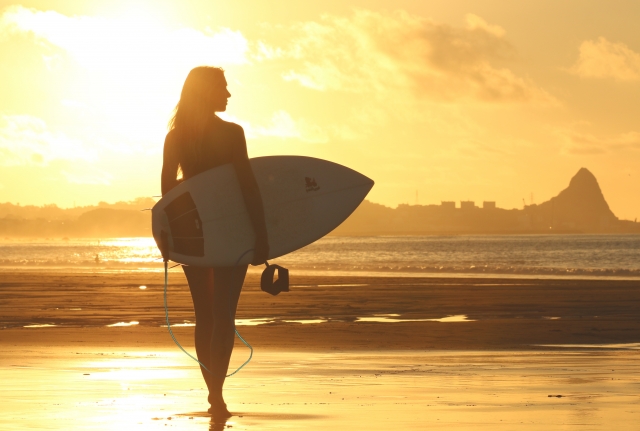  Surfen bei Sonnenuntergang 