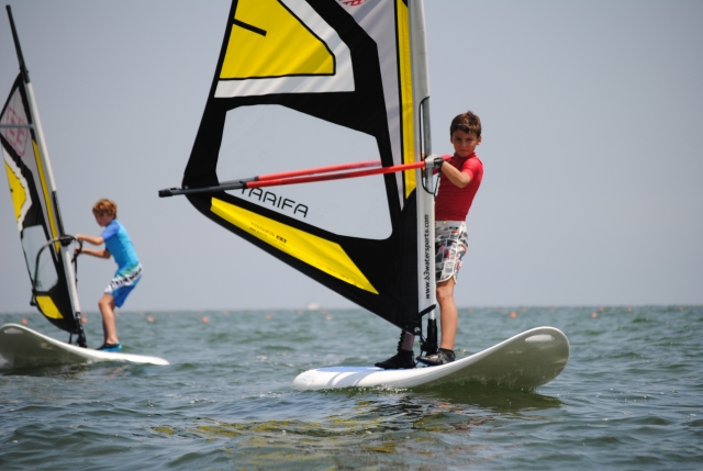 Niños practicando windsurf