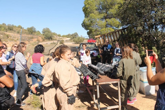  Vorbereitung für ein Kinder-Paintballspiel 