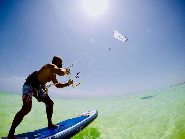 Aprende a practicar kitesurf