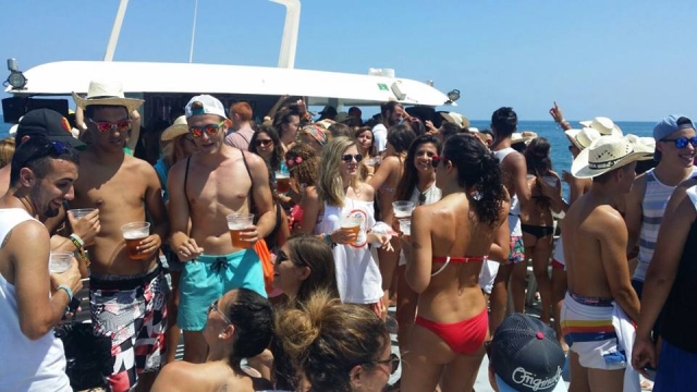 Disfrutando de la fiesta en el barco