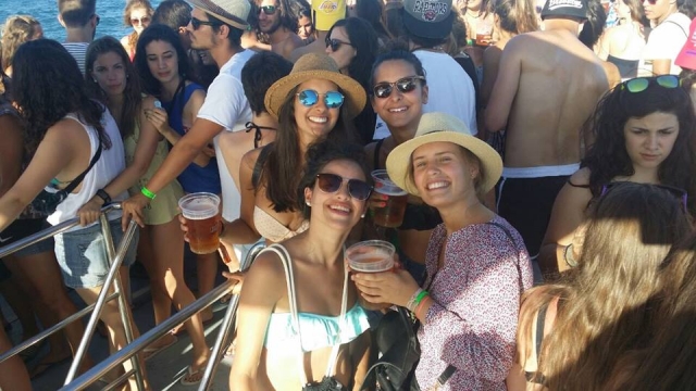 grupo de amigas disfrutando de una party Boat en el puerto de Valencia