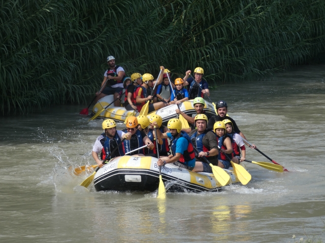 Grupo en una balsa en pleno descenso