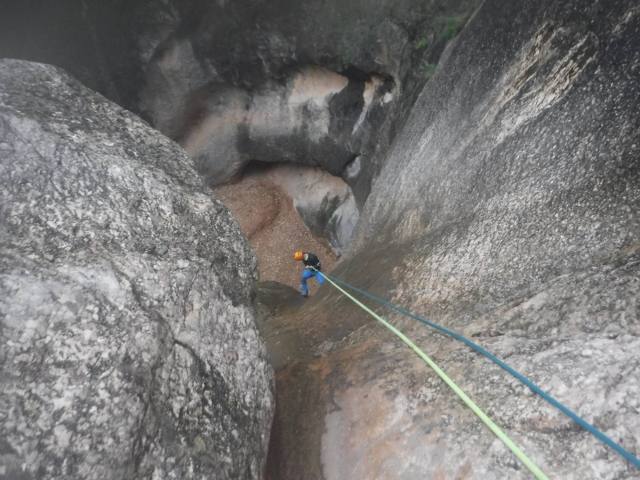  在 Salto del Ciervo 峡谷速降