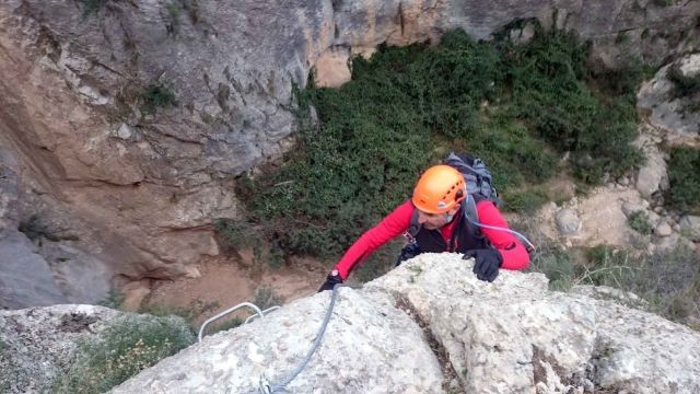  Escalader le mur de la via ferrata 