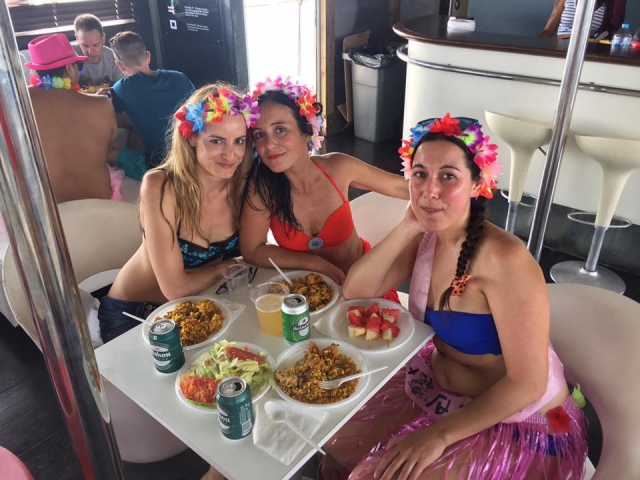  paella and skewers of furtas on the catamaran 