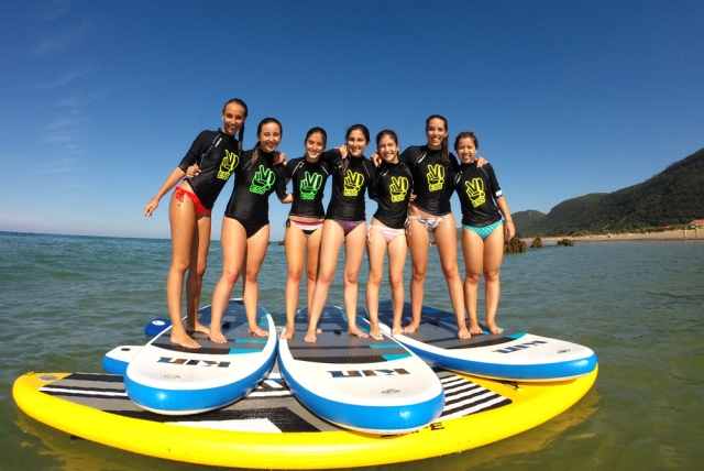  gruppo di scolari che praticano il SUP 