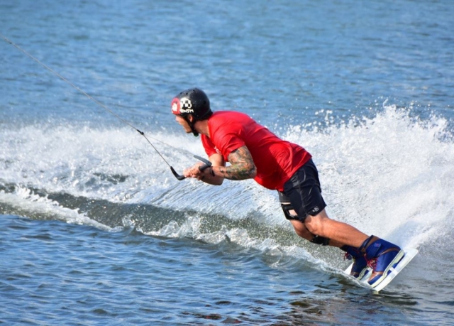 Haciendo wakeboor con protecciones