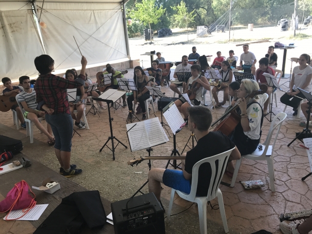 Orquesta en campamento urbano