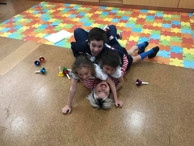  Risos e brincadeiras com a professora