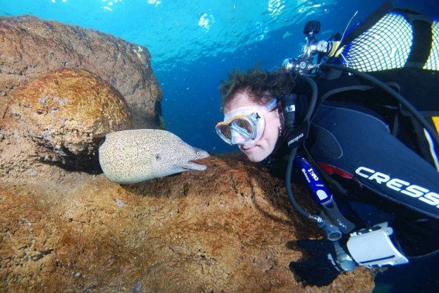 Diver neben einer Brünetten 