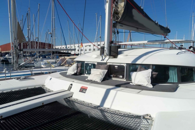  Boat sailing through the Ría de Vigo 