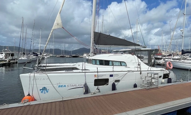 Aluguel de catamarã com patrono Ría de Vigo, 8h