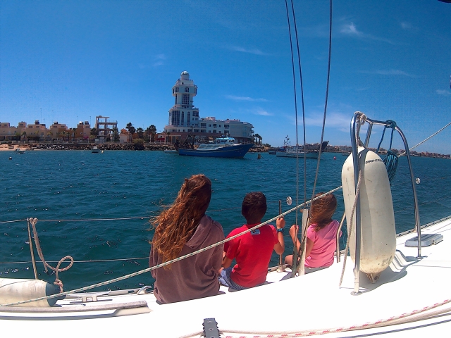 Familia viendo la costa de Huelva