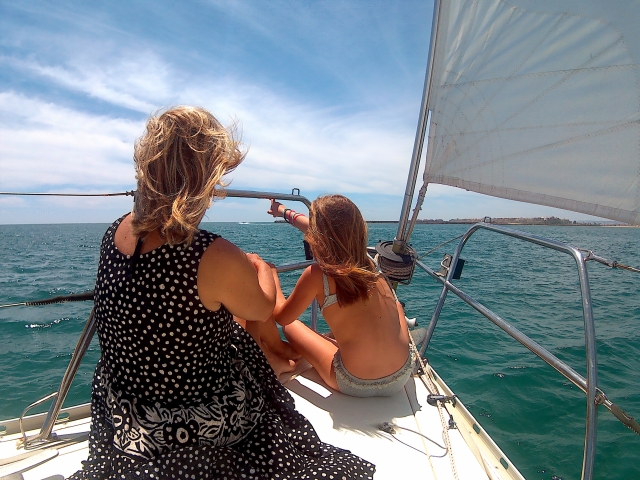 En familia en el velero en Huelva