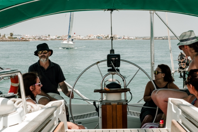  Al timone della barca a vela 
