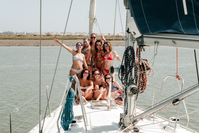  Ragazze a bordo della barca a vela 