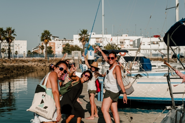  Gruppo di ragazze nel porto 