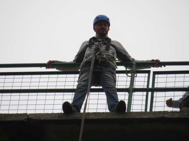 Mirando al vacio dese el puente
