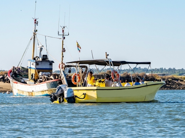 Paseo en barco por Ría Carreras + aperitivo 3h