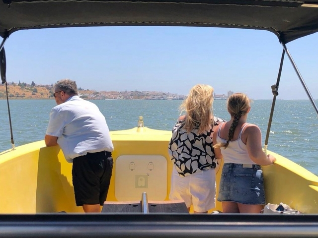 Disfrutas de las vistas durante un paseo marítimo