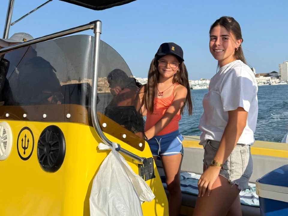 Disfruta de un paseo en barco en familia Disfruta de un paseo en barco en familia