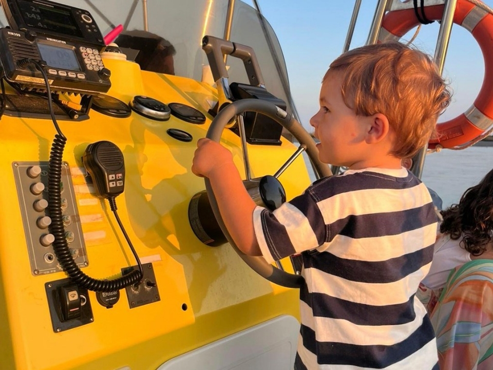 Paseo en barco con niños Paseo en barco con niños