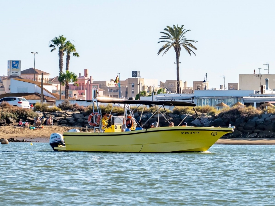 Barco listo para navegar por las marismas Barco listo para navegar por las marismas