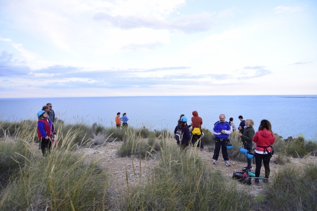  Grupo de rapel junto ao mar 