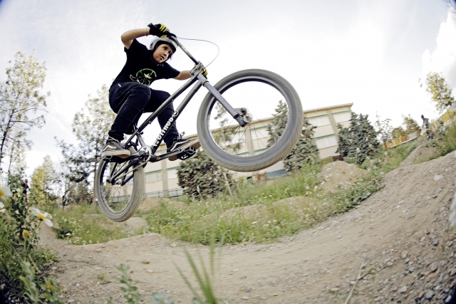  与 BMX 一起学习跳跃 