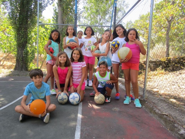  Basket-ball sur le terrain de sport 