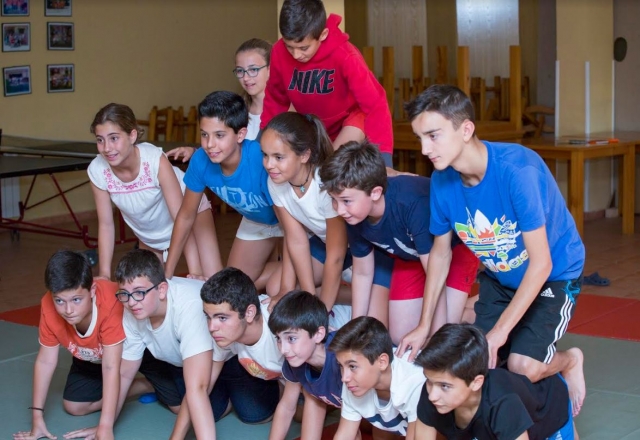  Garçons et filles formant une pyramide 