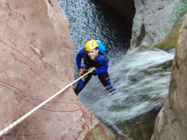  Descend down the wall