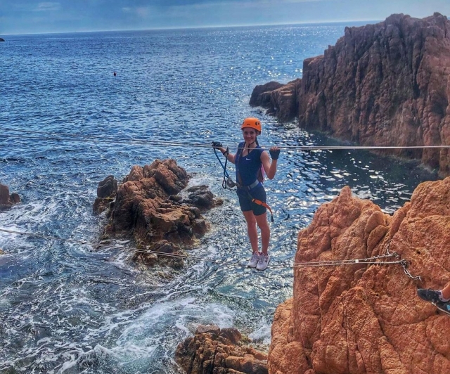 En lo alto del puente de la vía ferrata