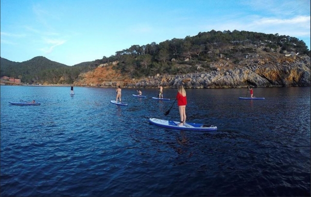  Paddle surf le long de la côte d'Ibiza bon 