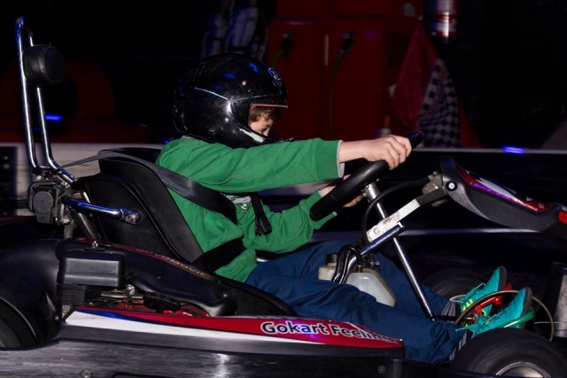 Peque pilotando un kart