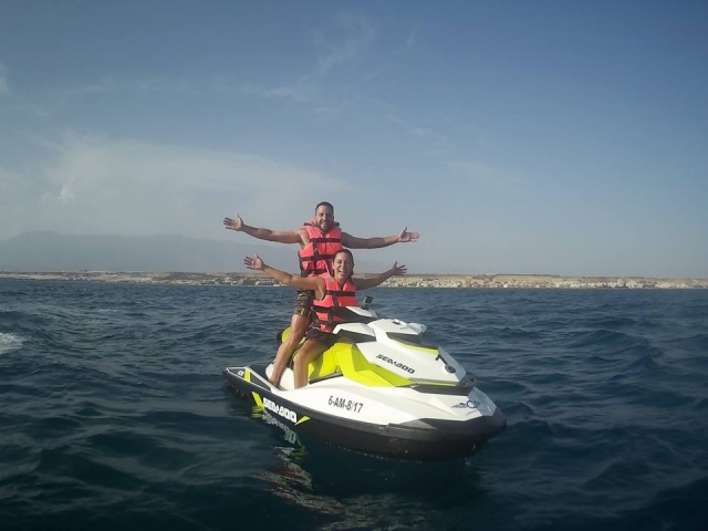  Enjoying a jet ski route as a couple 