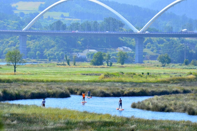 Recorre el rio Meiro