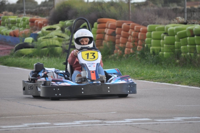 Chavo piloto en la pista