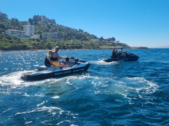  Conduit une moto à eau