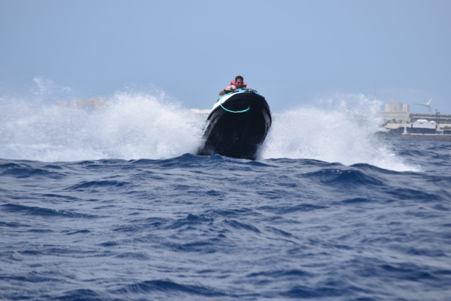  Sail at full speed with jet skis