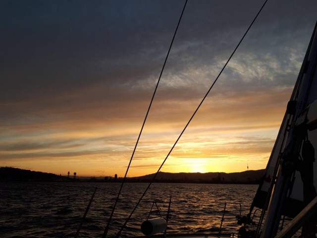 navegando al amanecer