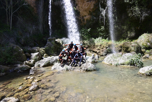 Grupo en la cascada