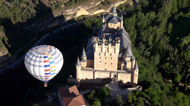  Alcázar von Segovia vom Heißluftballon aus 