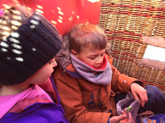  Kinder im Ballonkorb 