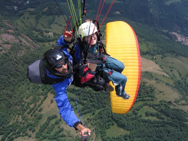 Volando en parapente con piloto
