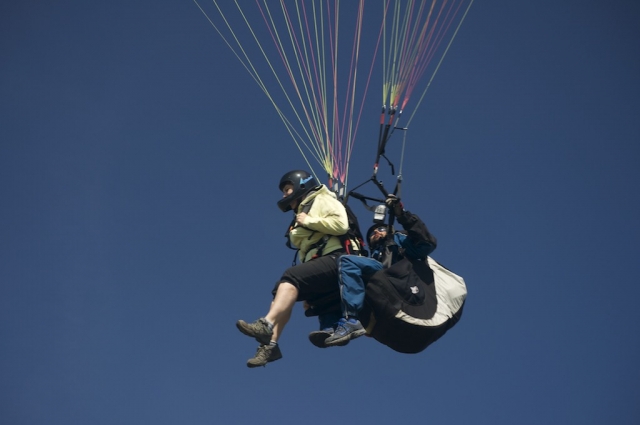 Volando en parapente biplaza