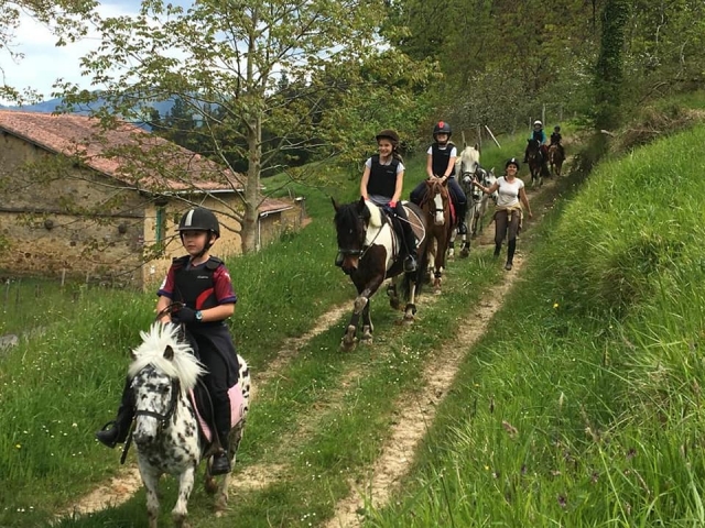 Cabalgando a lomos de un caballo