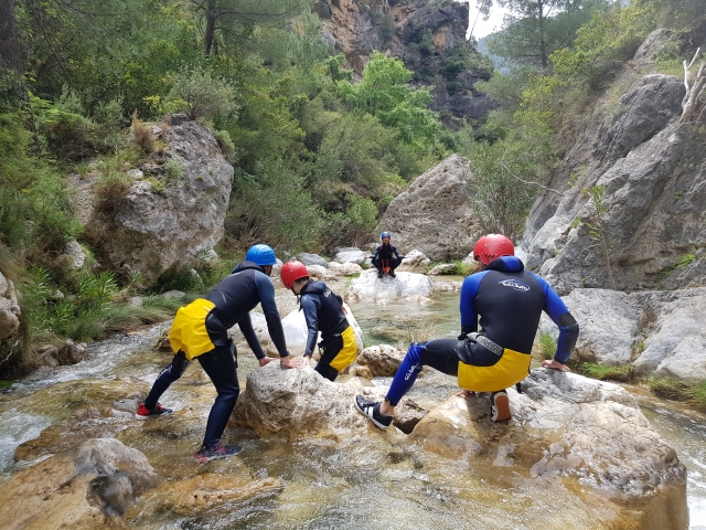 squadra che attraversa un fiume 