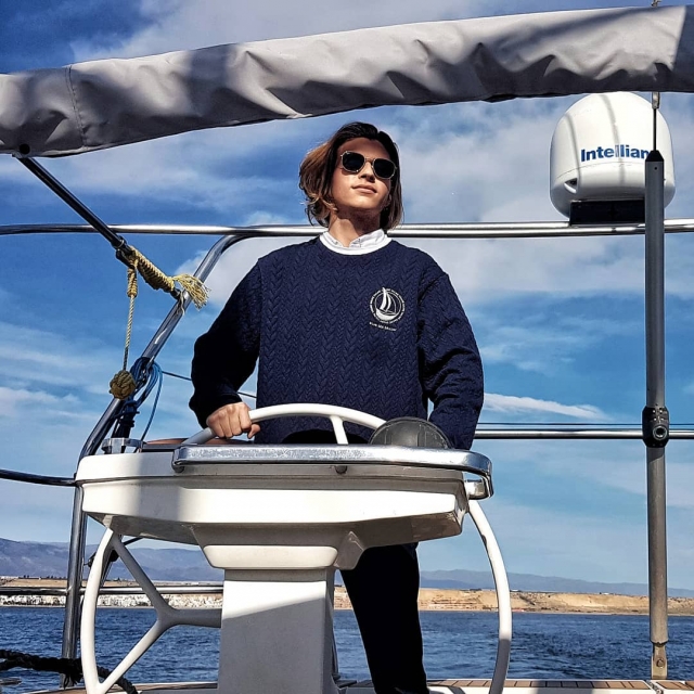 Patrón dirigiendo el velero